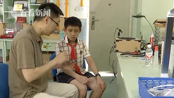 Bị mẹ mắng vì quên thu quần áo, cậu bé phát minh ra giá phơi đồ tự động phát hiện trời mưa Bị mẹ mắng vì quên thu quần áo, cậu bé phát minh ra giá phơi đồ tự động phát hiện trời mưa