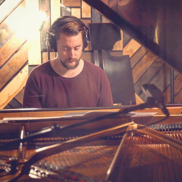 Nghệ sĩ đàn piano lồng nhạc cho clip người nổi tiếng, khi mà cả tiếng chửi cũng làm ta thấy nên thơ Nghệ sĩ đàn piano lồng nhạc cho clip người nổi tiếng, khi mà cả tiếng chửi cũng làm ta thấy nên thơ