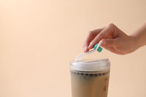 Uống trà sữa trân châu không cần ống hút? Bài toán khó đã có lời giải nhờ chiếc cốc đặc biệt này Uống trà sữa trân châu không cần ống hút? Bài toán khó đã có lời giải nhờ chiếc cốc đặc biệt này
