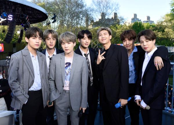 Top 10 nhóm nhạc bán nhiều album nhất lịch sử K-Pop: BTS xưng vương, chỉ có 2 đại diện nữ xuất hiện Top 10 nhóm nhạc bán nhiều album nhất lịch sử K-Pop: BTS xưng vương, chỉ có 2 đại diện nữ xuất hiện