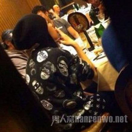 Sao Trung hút thuốc: Idol cố xây dựng hình tượng hoàn mỹ, fan lại bị vẻ ngoài hào nhoáng mê hoặc Sao Trung hút thuốc: Idol cố xây dựng hình tượng hoàn mỹ, fan lại bị vẻ ngoài hào nhoáng mê hoặc