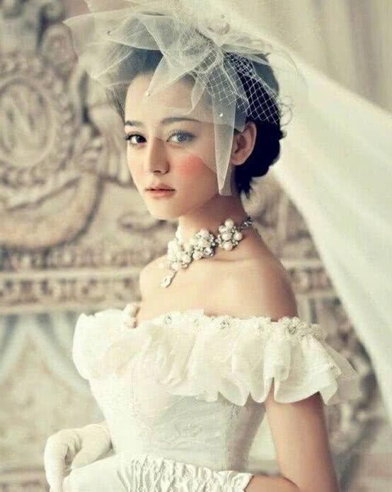 Địch Lệ Nhiệt Ba làm mẫu ảnh cưới thời Đại học: Nữ thần cũng có khoảnh khắc không dám nhìn lại Địch Lệ Nhiệt Ba làm mẫu ảnh cưới thời Đại học: Nữ thần cũng có khoảnh khắc không dám nhìn lại