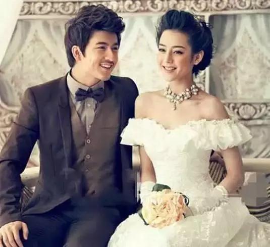 Địch Lệ Nhiệt Ba làm mẫu ảnh cưới thời Đại học: Nữ thần cũng có khoảnh khắc không dám nhìn lại Địch Lệ Nhiệt Ba làm mẫu ảnh cưới thời Đại học: Nữ thần cũng có khoảnh khắc không dám nhìn lại