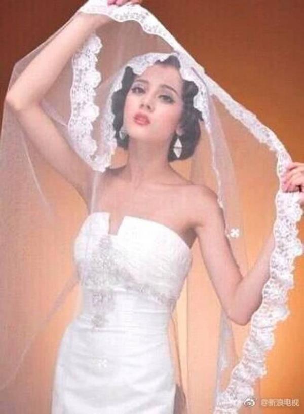 Địch Lệ Nhiệt Ba làm mẫu ảnh cưới thời Đại học: Nữ thần cũng có khoảnh khắc không dám nhìn lại Địch Lệ Nhiệt Ba làm mẫu ảnh cưới thời Đại học: Nữ thần cũng có khoảnh khắc không dám nhìn lại
