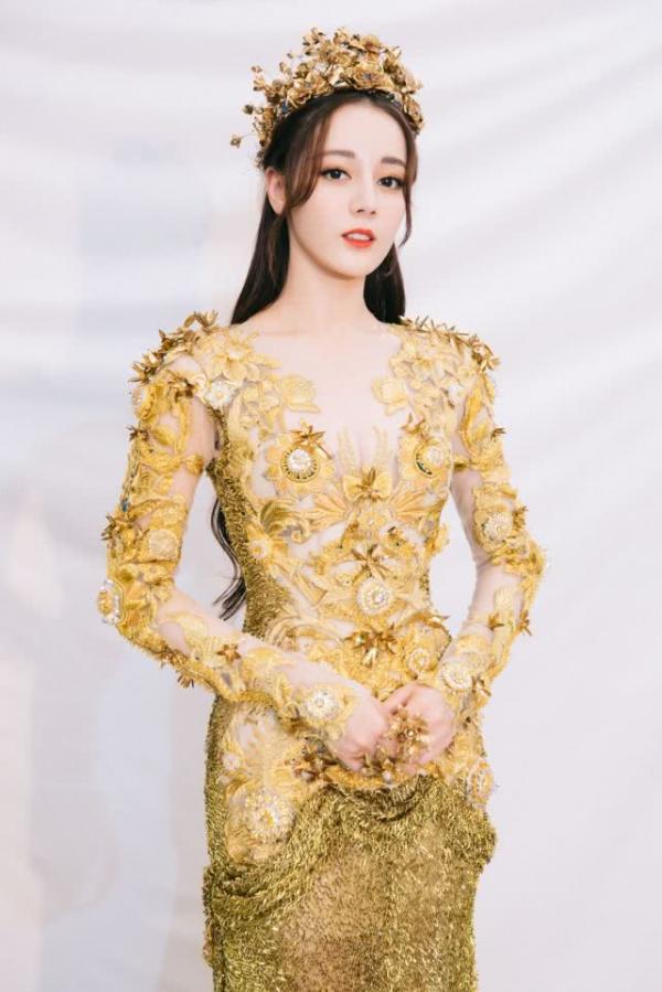 Địch Lệ Nhiệt Ba làm mẫu ảnh cưới thời Đại học: Nữ thần cũng có khoảnh khắc không dám nhìn lại Địch Lệ Nhiệt Ba làm mẫu ảnh cưới thời Đại học: Nữ thần cũng có khoảnh khắc không dám nhìn lại