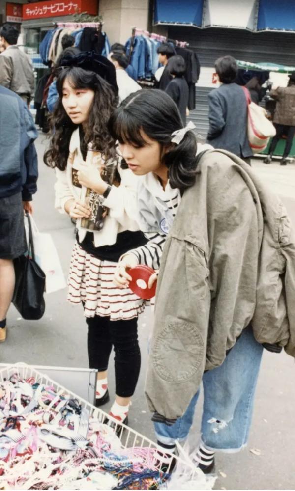 37 năm thời trang đường phố Tokyo làm kinh ngạc thế giới (1980 - 2017) (Phần 1) 37 năm thời trang đường phố Tokyo làm kinh ngạc thế giới (1980 - 2017) (Phần 1)