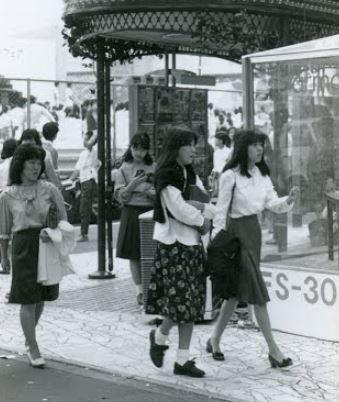 37 năm thời trang đường phố Tokyo làm kinh ngạc thế giới (1980 - 2017) (Phần 1) 37 năm thời trang đường phố Tokyo làm kinh ngạc thế giới (1980 - 2017) (Phần 1)