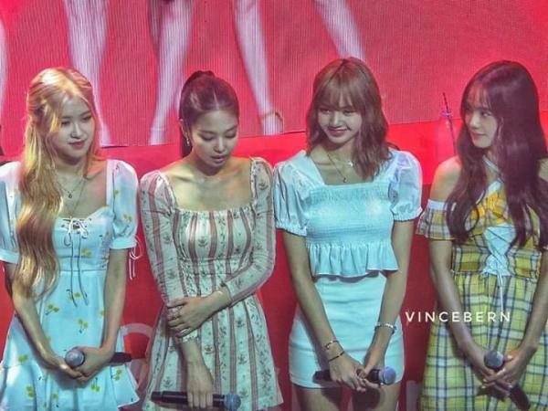 Fan hốt hoảng khi thấy Jennie ôm bụng thở dốc, Lisa bị tạt nước vào người tại sự kiện ở Manila Fan hốt hoảng khi thấy Jennie ôm bụng thở dốc, Lisa bị tạt nước vào người tại sự kiện ở Manila