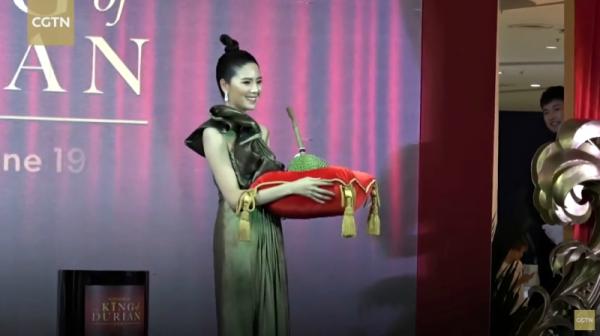 Quả sầu riêng hoàn hảo nhất thế giới được bán đấu giá hơn 1,1 tỷ VNĐ tại Thái Lan Quả sầu riêng hoàn hảo nhất thế giới được bán đấu giá hơn 1,1 tỷ VNĐ tại Thái Lan