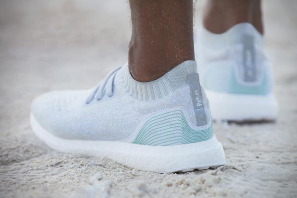 Adidas tuyên bố đang sản xuất 11 triệu đôi giày có chất liệu được tái chế từ rác nhựa Adidas tuyên bố đang sản xuất 11 triệu đôi giày có chất liệu được tái chế từ rác nhựa