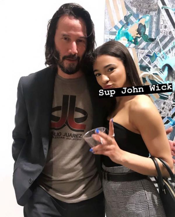 Tại sao Keanu Reeves không bao giờ chạm tay vào người fan nữ khi chụp ảnh cùng? Tại sao Keanu Reeves không bao giờ chạm tay vào người fan nữ khi chụp ảnh cùng?