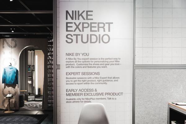 Cửa hàng NIKE tại London gây tranh cãi khi trưng bày ma nơ canh ngoại cỡ Cửa hàng NIKE tại London gây tranh cãi khi trưng bày ma nơ canh ngoại cỡ