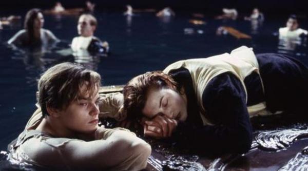 Ban nhạc vui tính chơi nhạc phim 'Titanic' khi sàn trung tâm thương mại đang bị ngập Ban nhạc vui tính chơi nhạc phim 'Titanic' khi sàn trung tâm thương mại đang bị ngập
