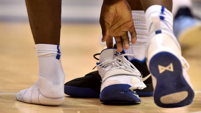 Nike dính 'phốt' lớn khi giày PG 2.5 rách toạc trên sàn đấu khiến ngôi sao bóng rổ chấn thương Nike dính 'phốt' lớn khi giày PG 2.5 rách toạc trên sàn đấu khiến ngôi sao bóng rổ chấn thương