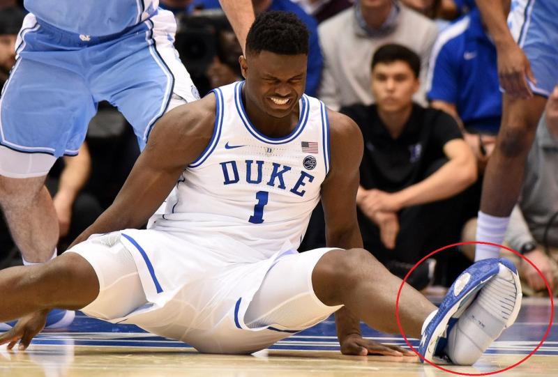 Nike dính 'phốt' lớn khi giày PG 2.5 rách toạc trên sàn đấu khiến ngôi sao bóng rổ chấn thương Nike dính 'phốt' lớn khi giày PG 2.5 rách toạc trên sàn đấu khiến ngôi sao bóng rổ chấn thương