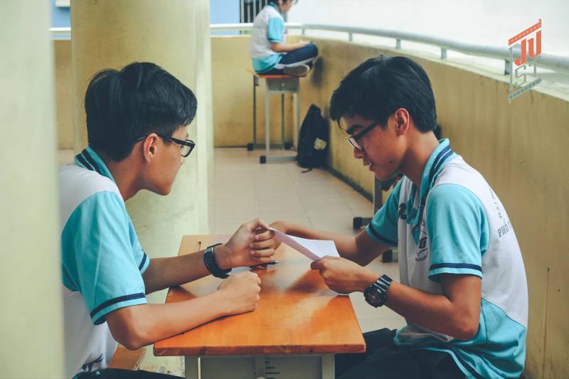 'Tình yêu có màu gì?' và câu trả lời đầy ngọt ngào của Phổ thông Năng Khiếu 'Tình yêu có màu gì?' và câu trả lời đầy ngọt ngào của Phổ thông Năng Khiếu
