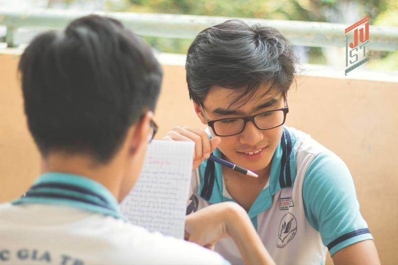 'Tình yêu có màu gì?' và câu trả lời đầy ngọt ngào của Phổ thông Năng Khiếu 'Tình yêu có màu gì?' và câu trả lời đầy ngọt ngào của Phổ thông Năng Khiếu
