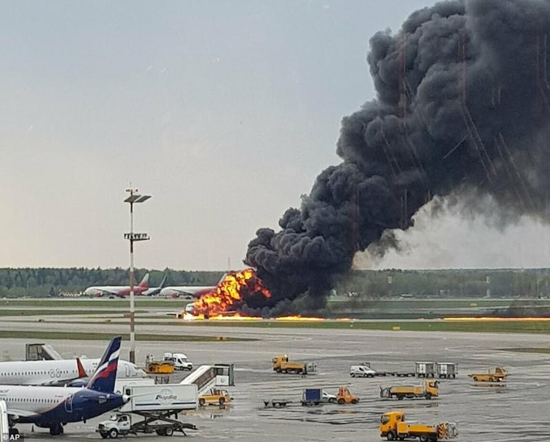 Máy bay Nga phát nổ: Người đàn ông to béo quyết lấy hành lí trong lúc sơ tán, gián tiếp khiến 41 người chết cháy Máy bay Nga phát nổ: Người đàn ông to béo quyết lấy hành lí trong lúc sơ tán, gián tiếp khiến 41 người chết cháy
