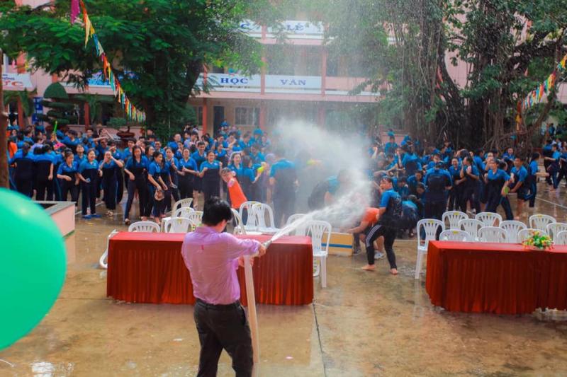 Bế giảng trường người ta: Học sinh chơi súng nước không đã, thầy hiệu phó dùng hẳn vòi rồng Bế giảng trường người ta: Học sinh chơi súng nước không đã, thầy hiệu phó dùng hẳn vòi rồng