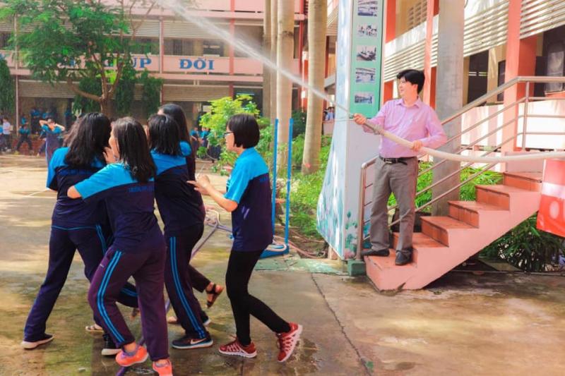 Bế giảng trường người ta: Học sinh chơi súng nước không đã, thầy hiệu phó dùng hẳn vòi rồng Bế giảng trường người ta: Học sinh chơi súng nước không đã, thầy hiệu phó dùng hẳn vòi rồng