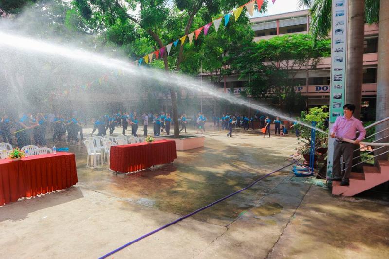 Bế giảng trường người ta: Học sinh chơi súng nước không đã, thầy hiệu phó dùng hẳn vòi rồng Bế giảng trường người ta: Học sinh chơi súng nước không đã, thầy hiệu phó dùng hẳn vòi rồng