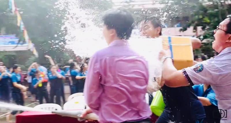 Bế giảng trường người ta: Học sinh chơi súng nước không đã, thầy hiệu phó dùng hẳn vòi rồng Bế giảng trường người ta: Học sinh chơi súng nước không đã, thầy hiệu phó dùng hẳn vòi rồng