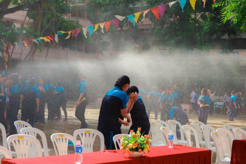 Bế giảng trường người ta: Học sinh chơi súng nước không đã, thầy hiệu phó dùng hẳn vòi rồng Bế giảng trường người ta: Học sinh chơi súng nước không đã, thầy hiệu phó dùng hẳn vòi rồng