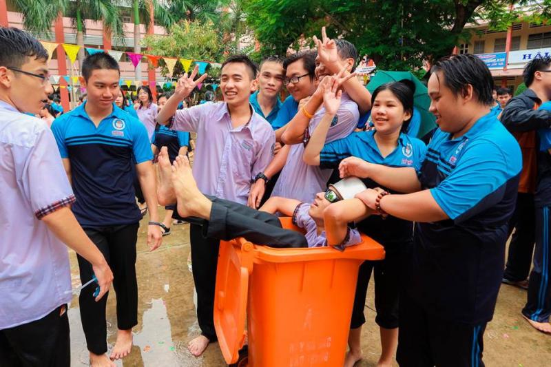 Bế giảng trường người ta: Học sinh chơi súng nước không đã, thầy hiệu phó dùng hẳn vòi rồng Bế giảng trường người ta: Học sinh chơi súng nước không đã, thầy hiệu phó dùng hẳn vòi rồng