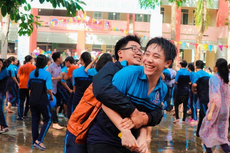 Bế giảng trường người ta: Học sinh chơi súng nước không đã, thầy hiệu phó dùng hẳn vòi rồng Bế giảng trường người ta: Học sinh chơi súng nước không đã, thầy hiệu phó dùng hẳn vòi rồng