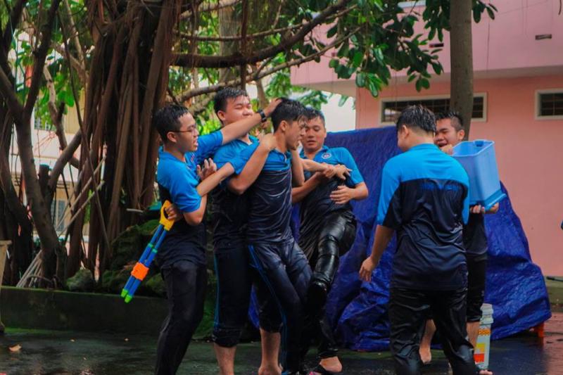 Bế giảng trường người ta: Học sinh chơi súng nước không đã, thầy hiệu phó dùng hẳn vòi rồng Bế giảng trường người ta: Học sinh chơi súng nước không đã, thầy hiệu phó dùng hẳn vòi rồng