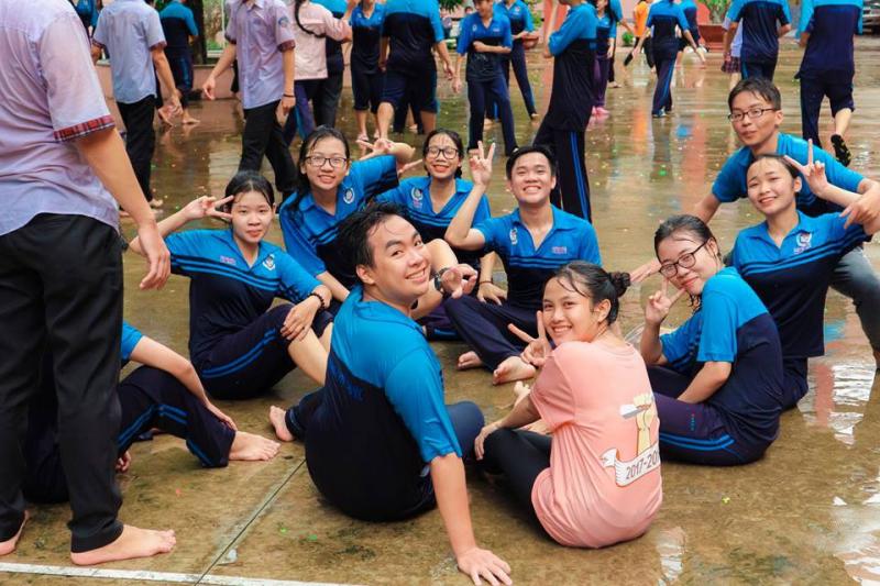 Bế giảng trường người ta: Học sinh chơi súng nước không đã, thầy hiệu phó dùng hẳn vòi rồng Bế giảng trường người ta: Học sinh chơi súng nước không đã, thầy hiệu phó dùng hẳn vòi rồng