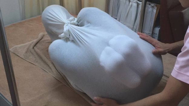 'Otonamaki': Rùng rợn trước phương pháp trị liệu 'bọc kín người như trẻ sơ sinh' gây sốt ở Nhật 'Otonamaki': Rùng rợn trước phương pháp trị liệu 'bọc kín người như trẻ sơ sinh' gây sốt ở Nhật
