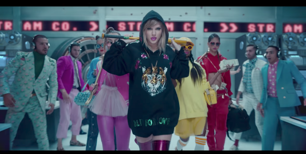 15 chi tiết chứng tỏ MV mới của Taylor Swift ‘thâm’ như màu môi Lan Khuê 15 chi tiết chứng tỏ MV mới của Taylor Swift ‘thâm’ như màu môi Lan Khuê