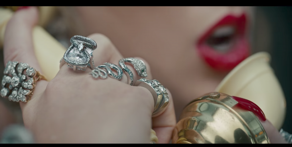 15 chi tiết chứng tỏ MV mới của Taylor Swift ‘thâm’ như màu môi Lan Khuê 15 chi tiết chứng tỏ MV mới của Taylor Swift ‘thâm’ như màu môi Lan Khuê