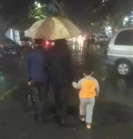 Giây phút bạn nhận ra chắc chắn mình được bố mẹ nhặt về từ... bãi rác Giây phút bạn nhận ra chắc chắn mình được bố mẹ nhặt về từ... bãi rác