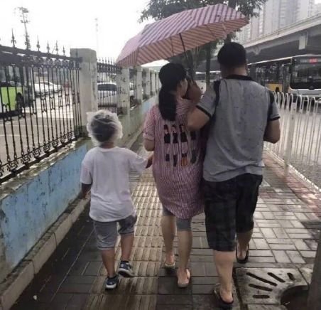Giây phút bạn nhận ra chắc chắn mình được bố mẹ nhặt về từ... bãi rác Giây phút bạn nhận ra chắc chắn mình được bố mẹ nhặt về từ... bãi rác