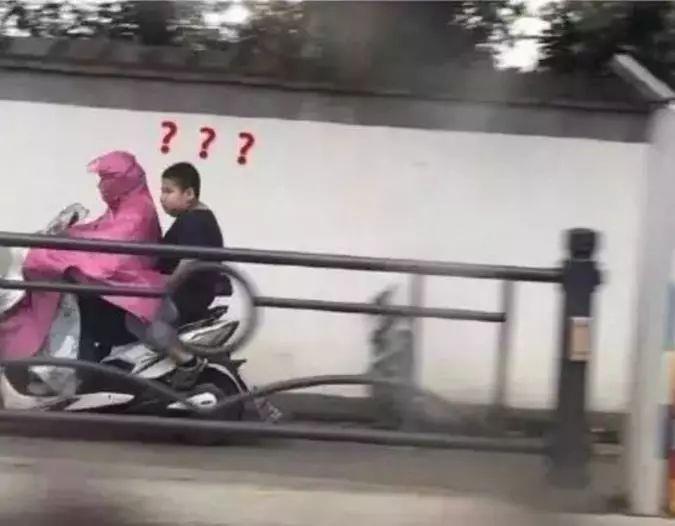 Giây phút bạn nhận ra chắc chắn mình được bố mẹ nhặt về từ... bãi rác Giây phút bạn nhận ra chắc chắn mình được bố mẹ nhặt về từ... bãi rác