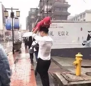 Giây phút bạn nhận ra chắc chắn mình được bố mẹ nhặt về từ... bãi rác Giây phút bạn nhận ra chắc chắn mình được bố mẹ nhặt về từ... bãi rác