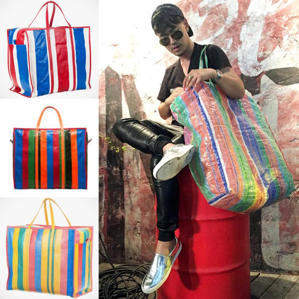 Vì sao dân tình đổ xô đi mua túi nhựa trong như túi đựng trà sữa giá 14 triệu của Celine? Vì sao dân tình đổ xô đi mua túi nhựa trong như túi đựng trà sữa giá 14 triệu của Celine?