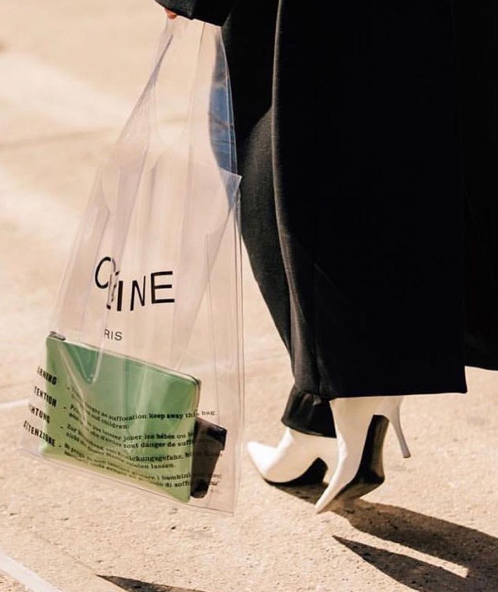 Vì sao dân tình đổ xô đi mua túi nhựa trong như túi đựng trà sữa giá 14 triệu của Celine? Vì sao dân tình đổ xô đi mua túi nhựa trong như túi đựng trà sữa giá 14 triệu của Celine?