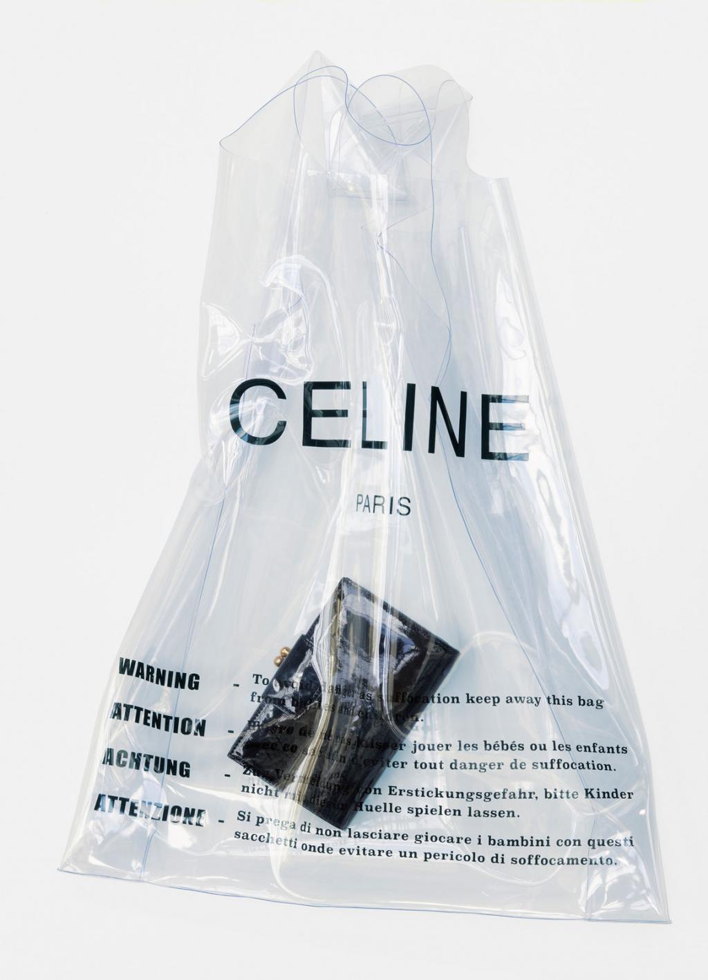 Vì sao dân tình đổ xô đi mua túi nhựa trong như túi đựng trà sữa giá 14 triệu của Celine? Vì sao dân tình đổ xô đi mua túi nhựa trong như túi đựng trà sữa giá 14 triệu của Celine?