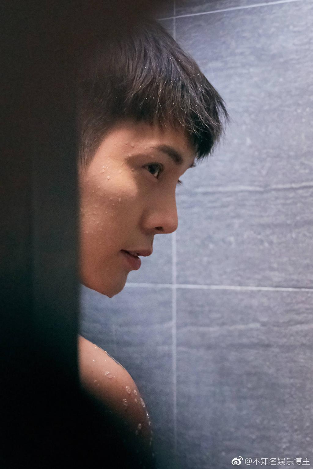Ai đời lại có fan vào tận nhà tắm đòi... ngoáy tai, chà lưng giùm Trần Vỹ Đình Ai đời lại có fan vào tận nhà tắm đòi... ngoáy tai, chà lưng giùm Trần Vỹ Đình