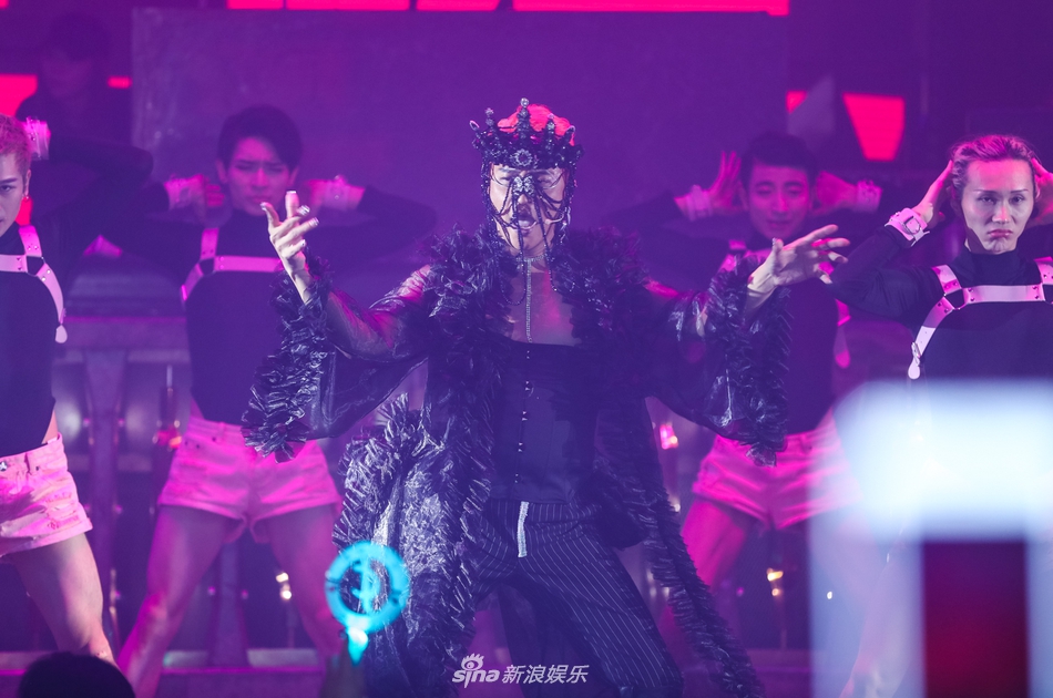 Chật vật giữa showbiz: 'Nhĩ Thái' Trần Chí Bằng vung tiền, hở nội y, hát lại hit năm xưa Chật vật giữa showbiz: 'Nhĩ Thái' Trần Chí Bằng vung tiền, hở nội y, hát lại hit năm xưa