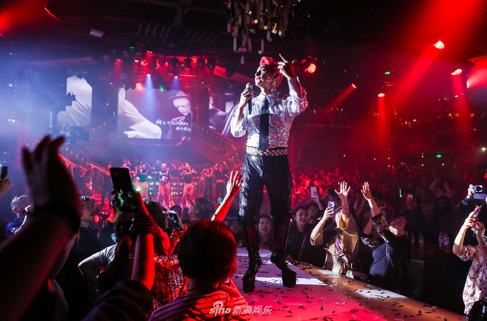 Chật vật giữa showbiz: 'Nhĩ Thái' Trần Chí Bằng vung tiền, hở nội y, hát lại hit năm xưa Chật vật giữa showbiz: 'Nhĩ Thái' Trần Chí Bằng vung tiền, hở nội y, hát lại hit năm xưa