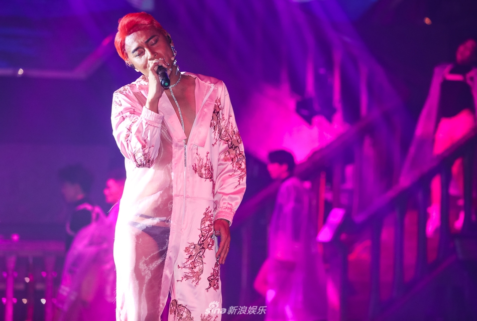 Chật vật giữa showbiz: 'Nhĩ Thái' Trần Chí Bằng vung tiền, hở nội y, hát lại hit năm xưa Chật vật giữa showbiz: 'Nhĩ Thái' Trần Chí Bằng vung tiền, hở nội y, hát lại hit năm xưa