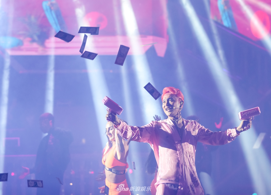 Chật vật giữa showbiz: 'Nhĩ Thái' Trần Chí Bằng vung tiền, hở nội y, hát lại hit năm xưa Chật vật giữa showbiz: 'Nhĩ Thái' Trần Chí Bằng vung tiền, hở nội y, hát lại hit năm xưa