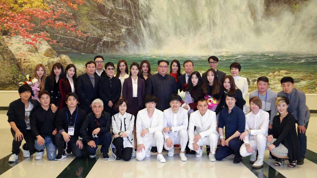 Người dân Triều Tiên phản ứng như thế nào trước màn trình diễn của các idol Hàn Quốc? Người dân Triều Tiên phản ứng như thế nào trước màn trình diễn của các idol Hàn Quốc?