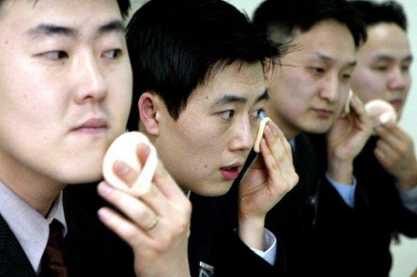 Nam giới trang điểm bị chế nhạo: Phải chăng cũng là kì thị giới tính? Nam giới trang điểm bị chế nhạo: Phải chăng cũng là kì thị giới tính?