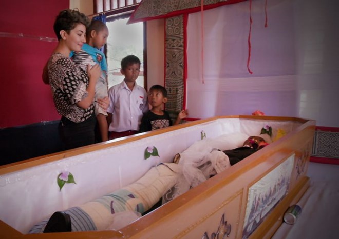 Các nghi lễ rùng rợn nhất thế giới: Ném trẻ sơ sinh xuống đất, để mặc người già chết đói giữa biển Các nghi lễ rùng rợn nhất thế giới: Ném trẻ sơ sinh xuống đất, để mặc người già chết đói giữa biển