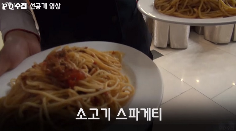 Bất ngờ với hình ảnh người dân Triều Tiên sử dụng smartphone, ăn pizza và uống Coca Bất ngờ với hình ảnh người dân Triều Tiên sử dụng smartphone, ăn pizza và uống Coca